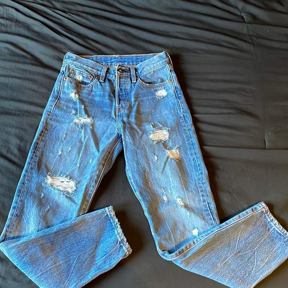Levi’s wedgie distressed